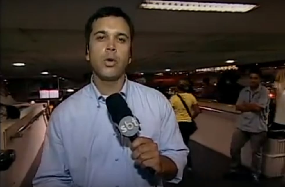 Vídeo da Hora repórter do SBT é ignorado por passageiros e paga mico