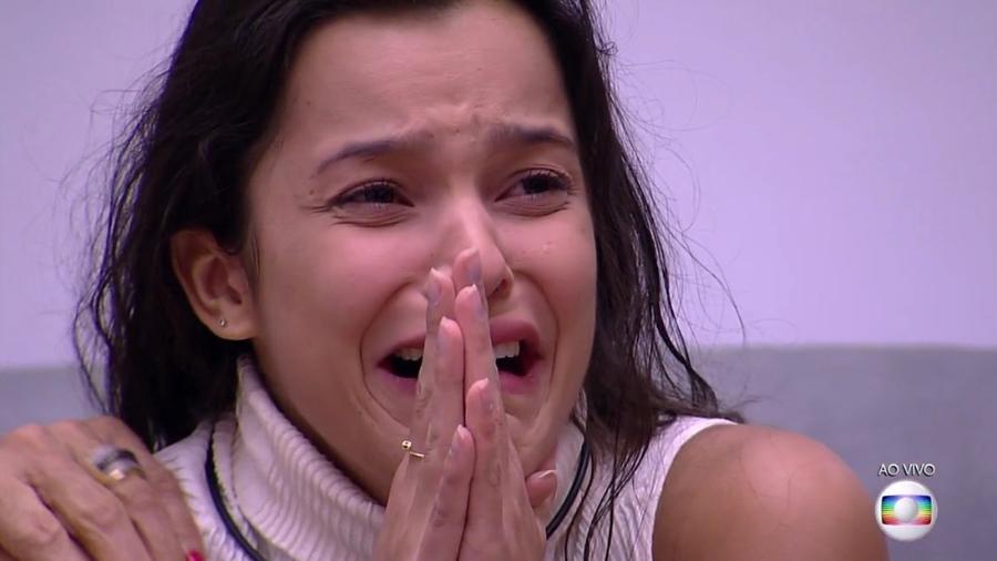 Ex BBB Emilly Araújo se emociona ao falar da mãe na TV e diz que ganha