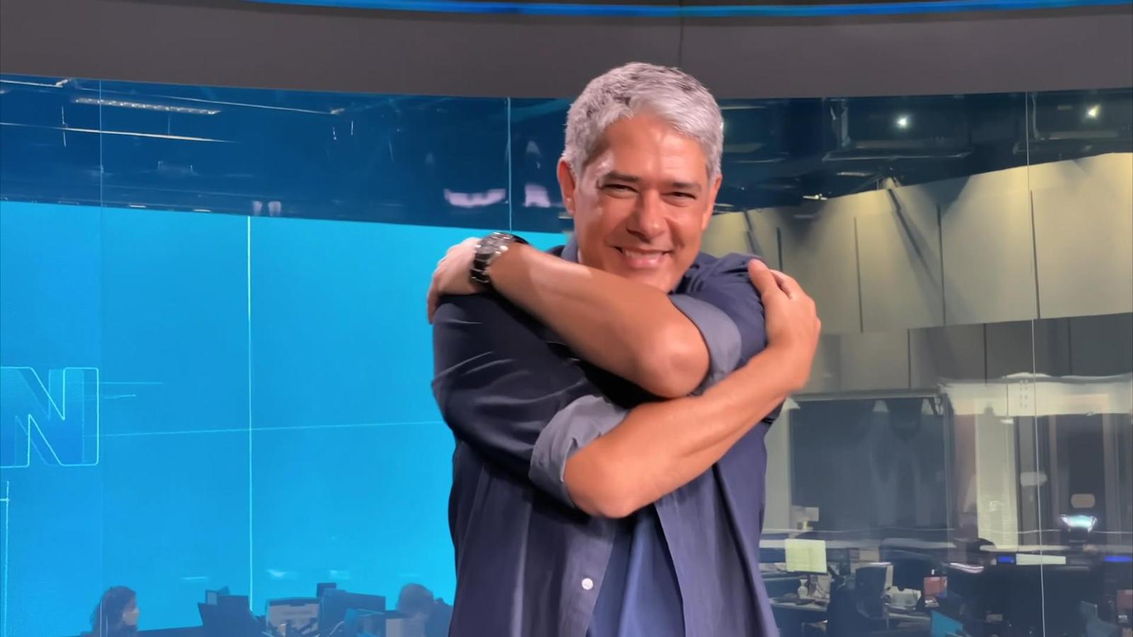 William Bonner é pego em abraço nos bastidores do JN e foto é divulgada