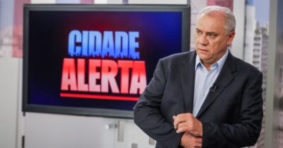 Marcelo Rezende comete gafe (Foto reprodução: Record)