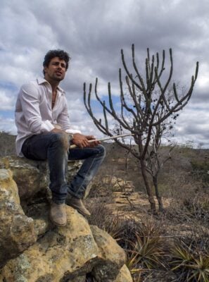 O ator Cauã Reymond posa em um dos lugares mais quentes da Bahia, o Raso de Catarina  (Foto: Estevam Avellar/Globo)