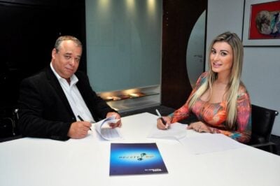 Andressa Urach assinando seu contrato com a RedeTV!