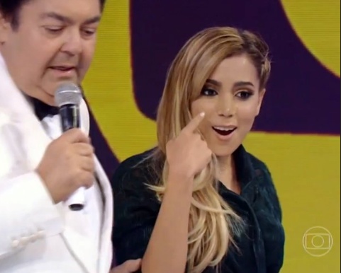 Anitta e Faustão após fazer cirurgia (Foto: Reprodução)