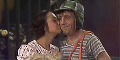 Ana de la Macorra e Roberto Gómez Bolaños em cena de Chaves; Luiz Bacci entrevistará atriz no México