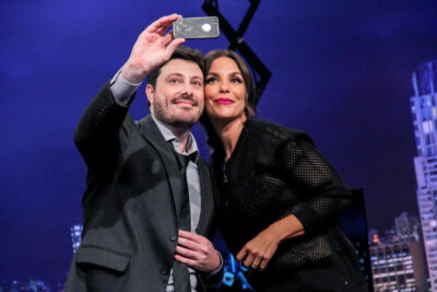 Danilo Gentili e Ivete Sangalo tiram selfie (Foto: Divulgação/Bruno Correa/SBT)