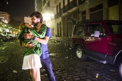 Pedro (Jayme Matarazzo) ampara Júlia (Isabelle Drummond)
(Foto: Globo/João Miguel Júnior)