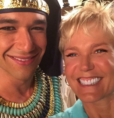 Xuxa e o ator Sérgio Marrone nos bastidores das gravações de 