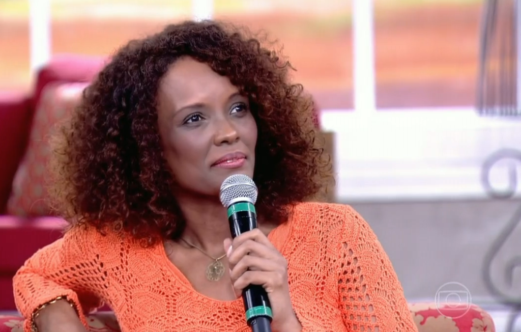 A atriz Isabel Fillardis, que interpreta Aparecida em "Amor Perfeito". (Foto: Reprodução / TV Globo)