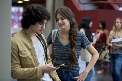 Angel (Camila Queiroz) e Guilherme (Gabriel Leone)
(Foto: Globo/Estevam Avellar)