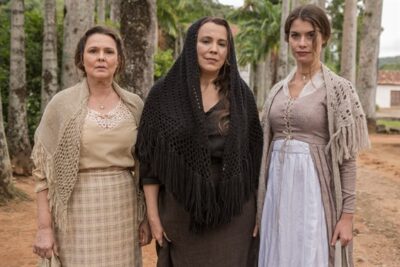 Gema (Louise Cardoso), Emília (Ana Beatriz Nogueira) e Lívia (Alinne Moraes)
(Foto: Globo/ Fabio Rocha)