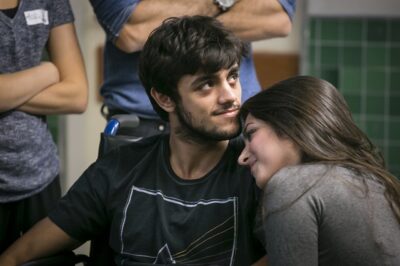 Cobra (Felipe Simas) e Jade (AnaJu Dorigon)
(Foto: Globo/Paulo Belote)