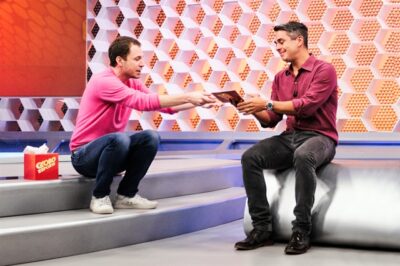 Tiago Leifert recebe Ivan Moré
(Foto: Globo/Ramon Vasconcellos)