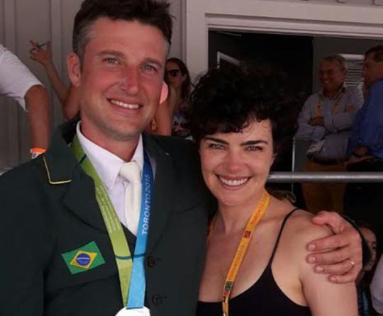 Atriz é clicada com Henrique Plombon, marido dela, em rara foto feita em uma prova de hipismo (Foto: Divulgação)