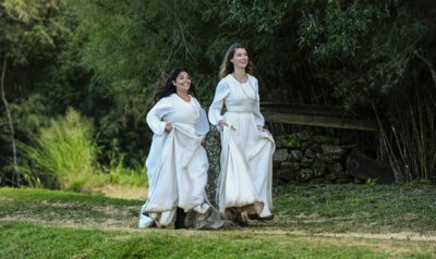 Lívia (Alinne Moraes) e Rita (Daniela Fontan) chegando na festa da colheita
(Foto: Globo/Estevam Avellar)