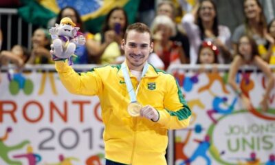 Arthur Zanetti e sua medalha de ouro no Pan  (Foto: Ezra Shaw / AFP)