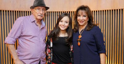 Larissa ao lado de Reynaldo Boury e Iris Abravanel. (Foto: Divulgação)