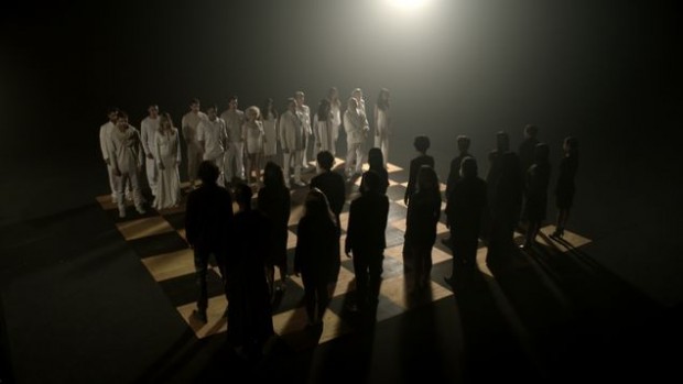 Em festa de lançamento de A Regra do Jogo, elenco é transportado para  tabuleiro de xadrez gigantesco; confira fotos! - TV Foco