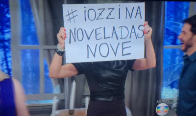 Mônica Iozzi faz campanha durante o 