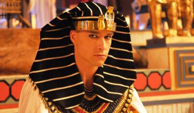 “Os Dez Mandamentos”: Ramsés atira a espada longe e desconta sua raiva em Nefertari ; confira o resumo do capítulo desta quinta-feira (24)