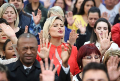 Andressa Urach participa de culto
(Foto: Reprodução Internet)