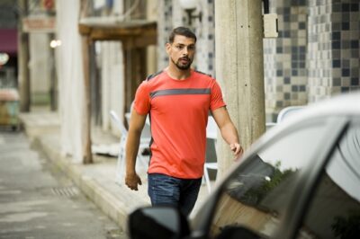 Dante (Marco Pigossi) segue para o carro. Juliano (Cauã Reymond) o interpela
(Foto: Globo/João Miguel Júnior)