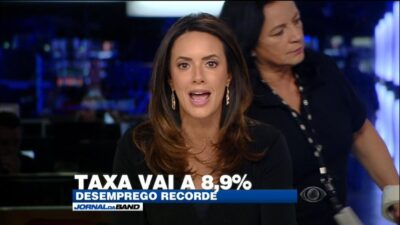 Paloma Tocci e funcionária ao fundo (Foto: Reprodução / TV Bandeirantes)