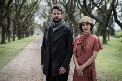 Augusto (Selton Mello) e Mariana (Marjorie Estiano) nos jardins da Quinta de Consuêlo (Aracy Balabanian)
(Foto: Globo/Caiuá Franco)