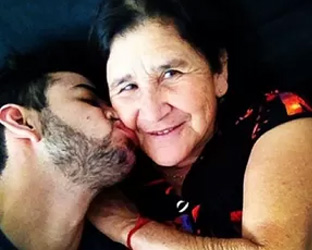 Gusttavo Lima e a mãe (Foto: Divulgação)