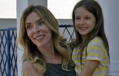 Kiki (Deborah Evelyn) e sua filha Aninha em cena de 