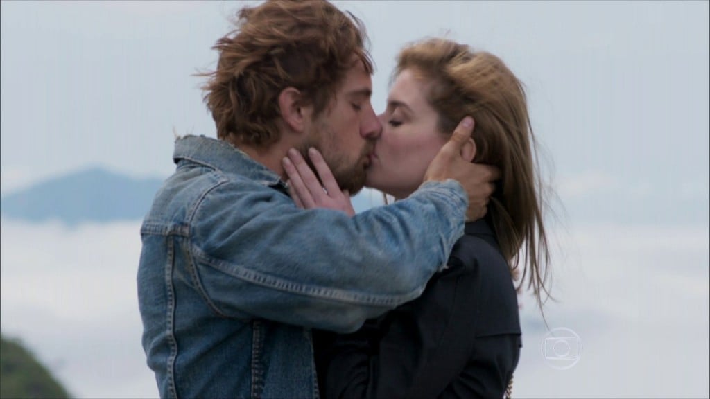 Felipe (Rafael Cardoso) e Lívia (Alinne Moraes) em cena final de "Além do Tempo" (Foto: Reprodução/Globo)