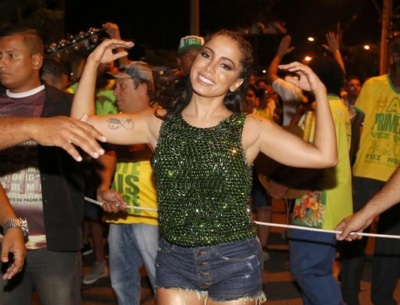 Anitta no ensaio de rua da Mocidade Independente de Padre Miguel