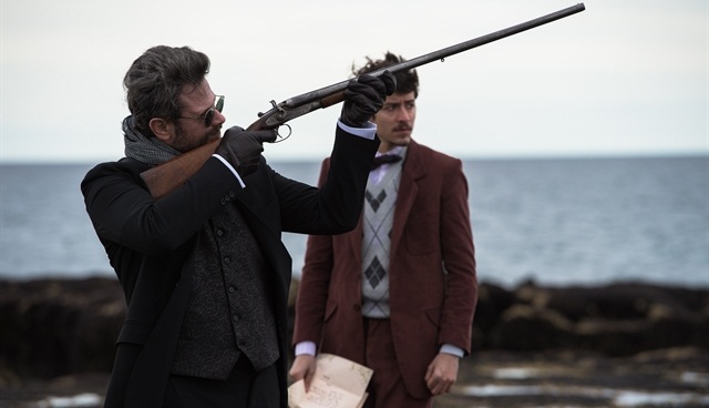 Augusto (Selton Mello) e Felipe (Jesuíta Barbosa) em cena de "Ligações Perigosas" (Foto: Globo/Caiuá Franco)