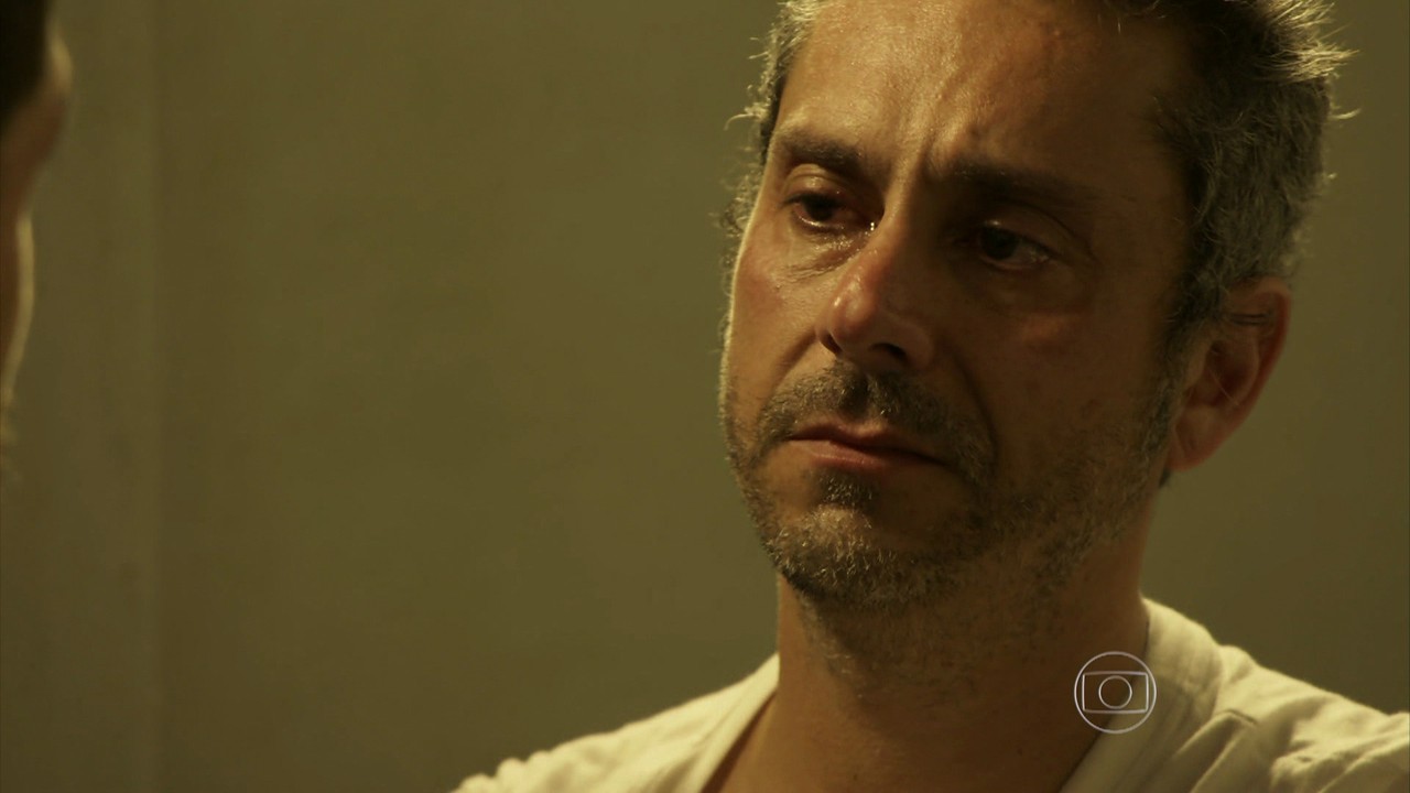 Foto: Antes de atirar, Zé Maria (Tony Ramos) é derrubado por Romero  (Alexandre Nero), na novela 'A Regra do Jogo' - Purepeople