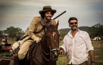 O diretor Luiz Fernando Carvalho dirige Rodrigo Santoro, que será Afrânio em Velho Chico
(Foto: Globo/Caiuá Franco)