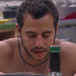 Matheus é jogado contra a parede (Foto reprodução: BBB 16)