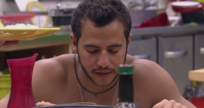 Matheus é jogado contra a parede (Foto reprodução: BBB 16)