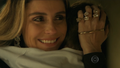 Atena (Giovanna Antonelli) e Romerinho em cena de 