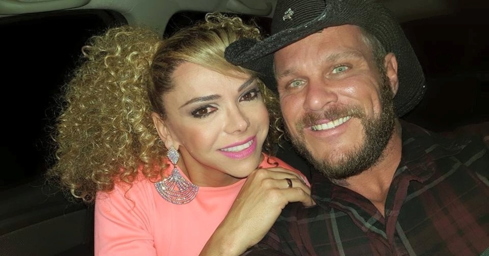 Leo Áquilla, jornalista da RedeTV, junto com o marido Chico Campadello (Foto: Divulgação)