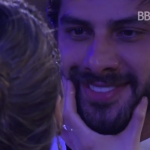 Em mais uma tentativa de provocar Renan, Ana Paula aperta as bochechas do brother Reprodução/TV Globo