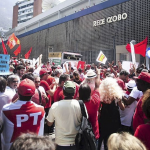 Protesto em frente à Globo, no Rio de Janeiro (Foto reprodução Twitter)