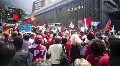 Protesto em frente à Globo, no Rio de Janeiro (Foto reprodução Twitter)