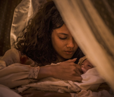 Leonor sofre nas mãos da sogra durante o parto (Foto: Caiuá Franco/ Globo)