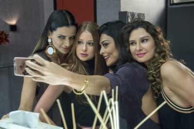 Daniele (Fernanda Motta), Carol (Juliana Paes), Natasha (Lavínia Vlasak) e Eliza (Marina Ruy Barbosa)
(Foto: Globo/Estevam Avellar)