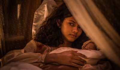 Leonor (Marina Nery) com a filha
(Foto: Globo/Caiuá Franco)