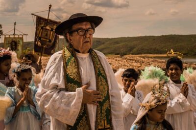 Padre Romão (Umberto Magnani) em cena de 