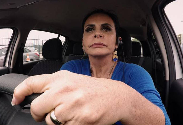 A cantora Gretchen concentrada manobrando um carro durante prova de reality show da Record Power Couple que participou ao lado do marido Carlos (Foto: Reprodução/ Record TV)