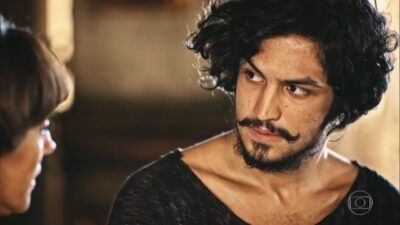 Miguel (Gabriel Leone) em cena de 