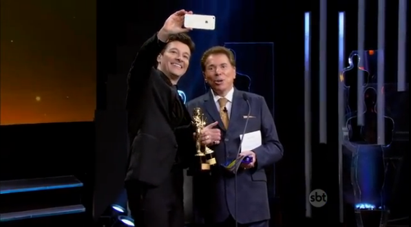 Rodrigo Faro faz snapchat com Silvio durante o "Troféu Imprensa" (Foto: Reprodução/SBT)