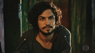 Miguel (Gabriel Leone) em cena de 