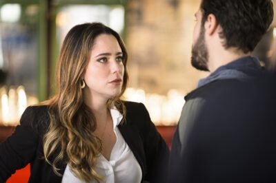 Bruna (Fernanda Vasconcellos) e Giovanni (Jayme Matarazzo)
(Foto: Globo/Ramón Vasconcelos)